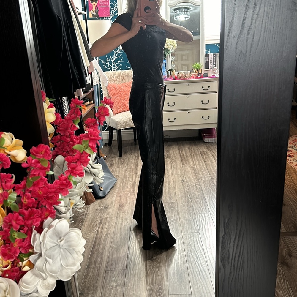 GORGEOUS DANIER Black Leather pants that flare out at the bottom with a zipper. - Picture 5 of 15